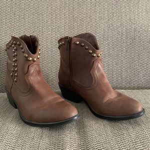 Mossimo brown western booties. Size 8